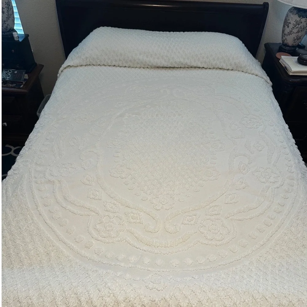 Vintage Chenille‎ Bedspread White Tufted Floral Medallion Shabby Chic READ MCM